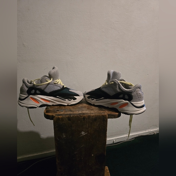 Adidas Yeezy Wave Runner. Size 4 - Picture 5 of 7